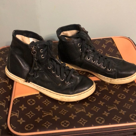 EUC UGG BLACK SNEAKERS 👟 size7 super comfy n cool - Picture 1 of 5
